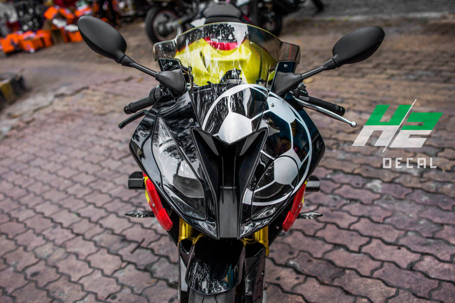 BMW S1000RR lên tem cờ đỏ sao vàng cổ vũ U23 Việt Nam đá bán kết
